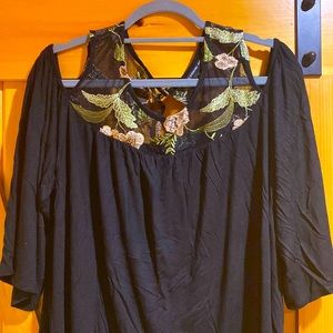 Beautiful detailed cold shoulder top!! brand without tags.